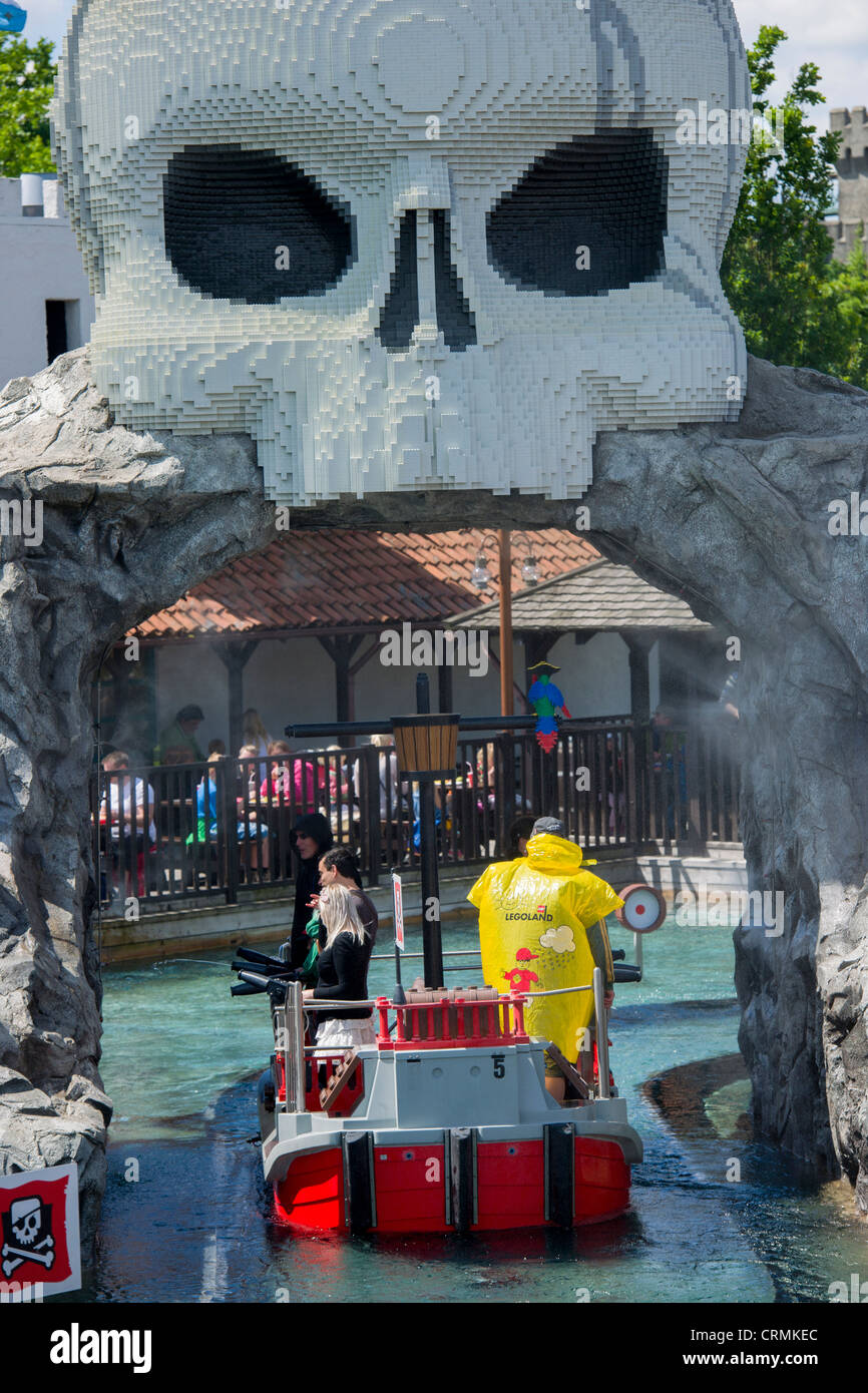 Bateaux Lego en passant par la passerelle du crâne à Pirateland, Legoland, BILLUND, Danemark Banque D'Images