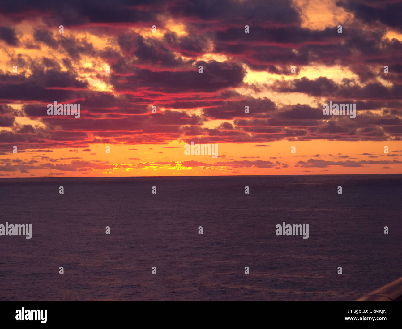 Coucher de soleil depuis un bateau de croisière au milieu de l'Atlantique Banque D'Images