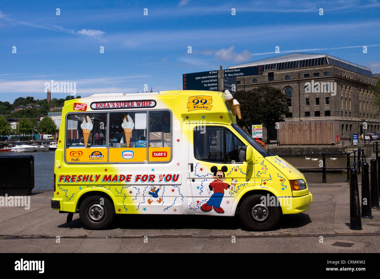 Ice Cream Van garé sur le port de Bristol quay side. Banque D'Images