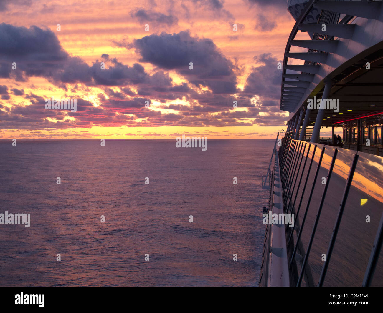 Coucher de soleil depuis un bateau de croisière au milieu de l'Atlantique Banque D'Images