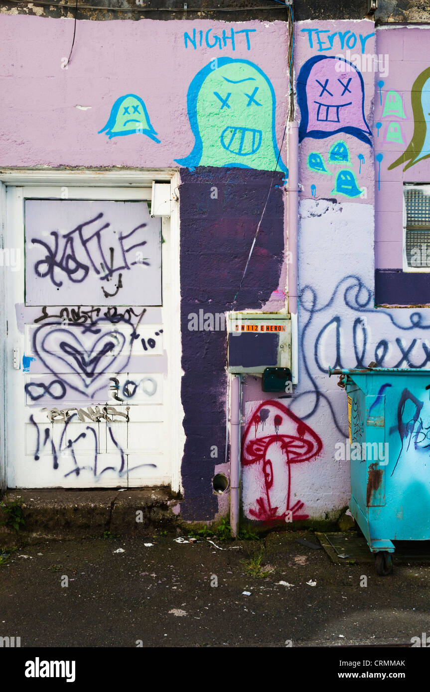 Section verticale d'une ruelle remplie de graffitis au centre-ville d'Aberdeen, Washington. Banque D'Images