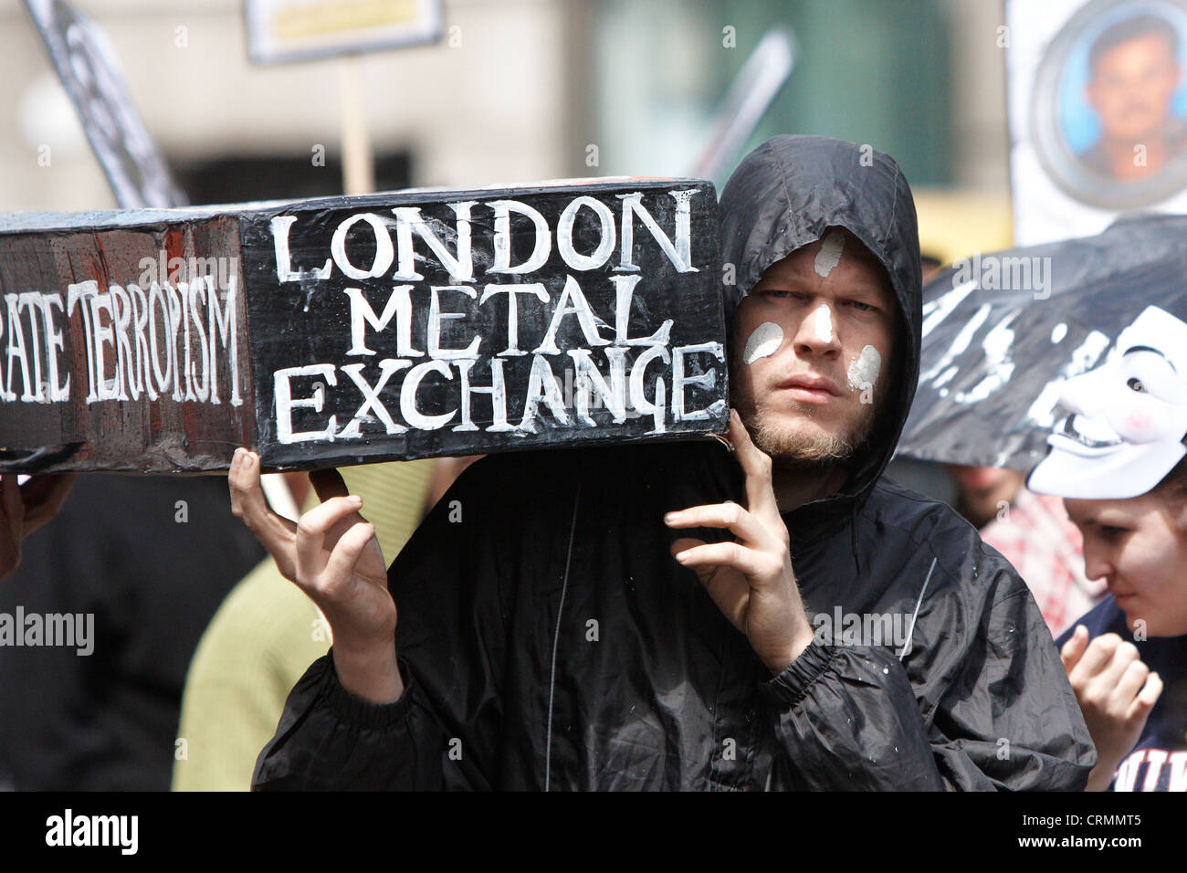 Les protestataires avec faux cercueils en carton pendant le Carnaval de  saleté protester contre les sociétés minières à Londres Photo Stock - Alamy