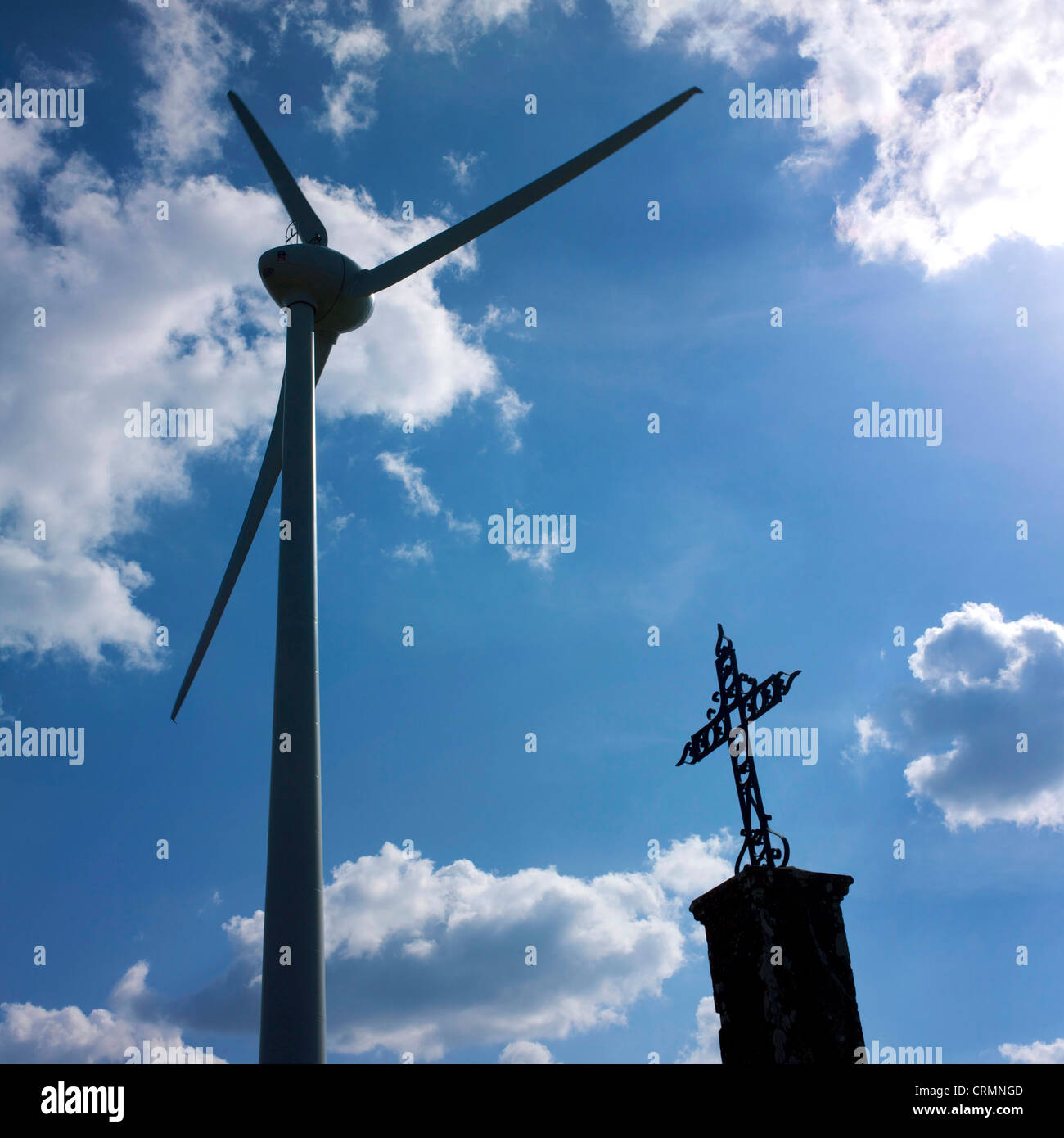 Éolienne et de croix. Cezallier. L'Auvergne. La France. L'Europe. Banque D'Images