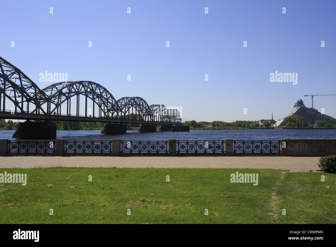 Pont de chemin de fer et nouveau bâtiment de la Bibliothèque nationale- Riga Banque D'Images