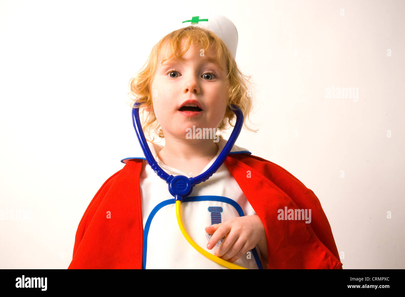 Une jeune fille habillée comme une infirmière Banque D'Images