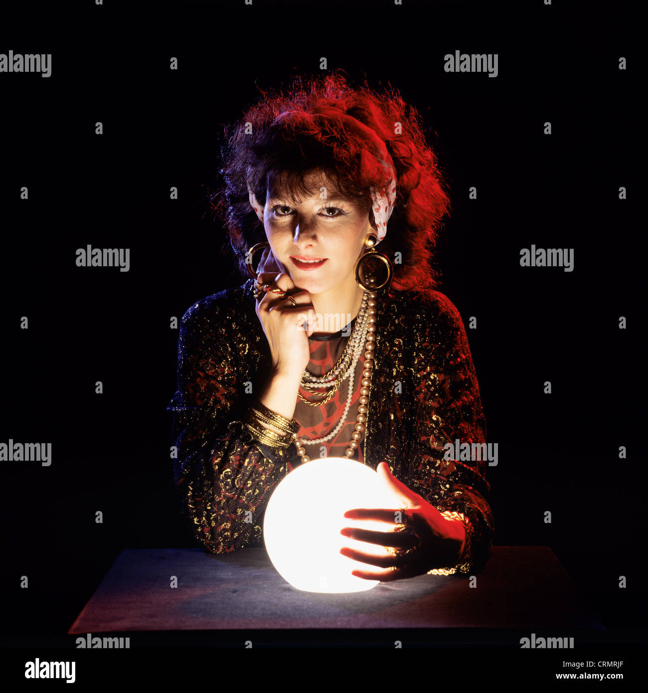 Gypsy Fortune Teller avec Crystal Ball Banque D'Images