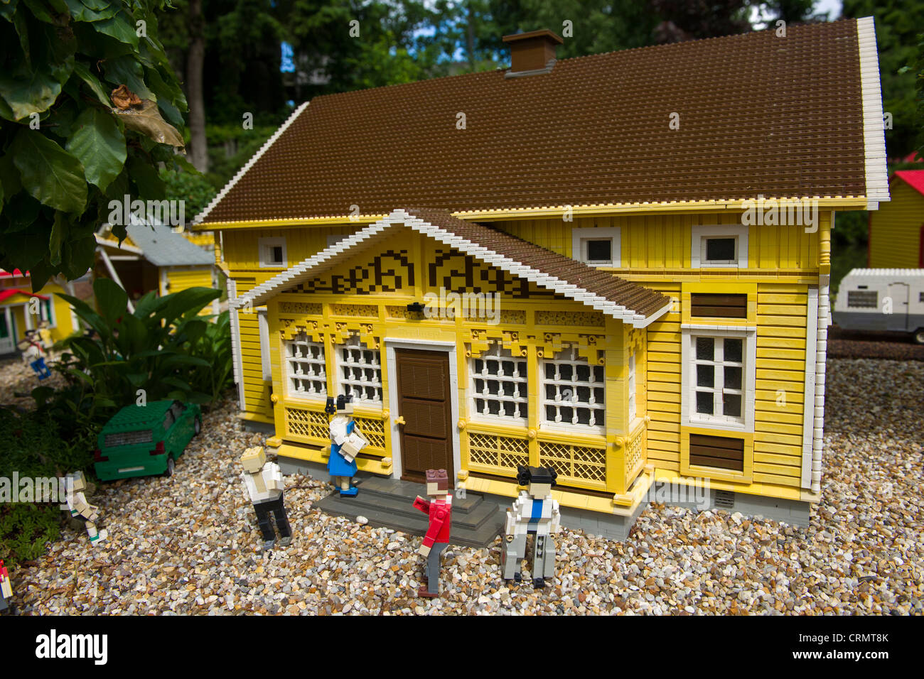 Les gens en face de jaune, maison traditionnelle Lego Miniland, Legoland, BILLUND, Danemark Banque D'Images