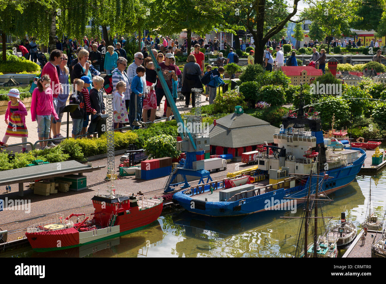 Les touristes à la recherche d'un port occupé à Lego, Miniland, Legoland, BILLUND, Danemark Banque D'Images