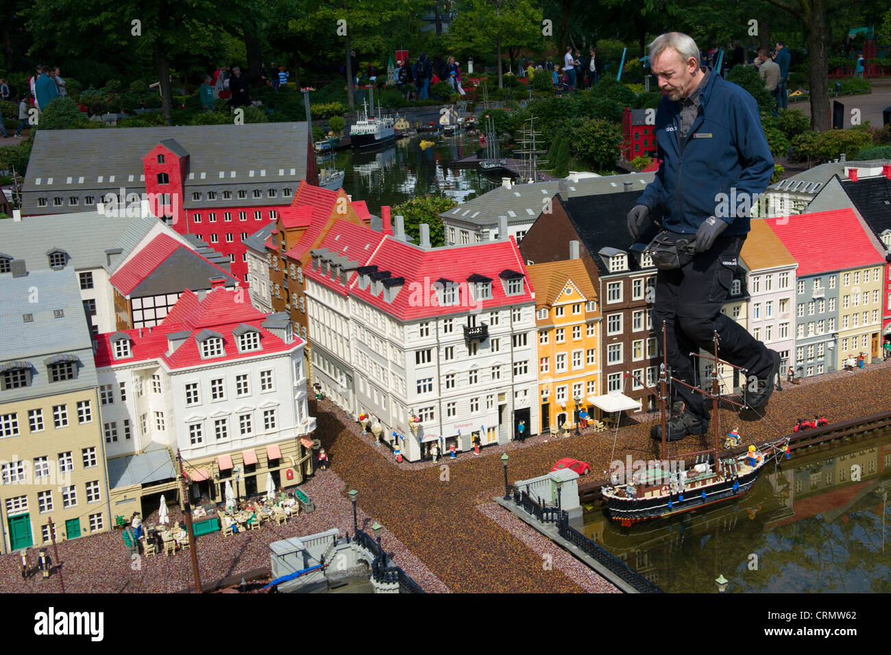 Maisons en lego passant travailleur Miniland, Legoland, BILLUND, Danemark Banque D'Images