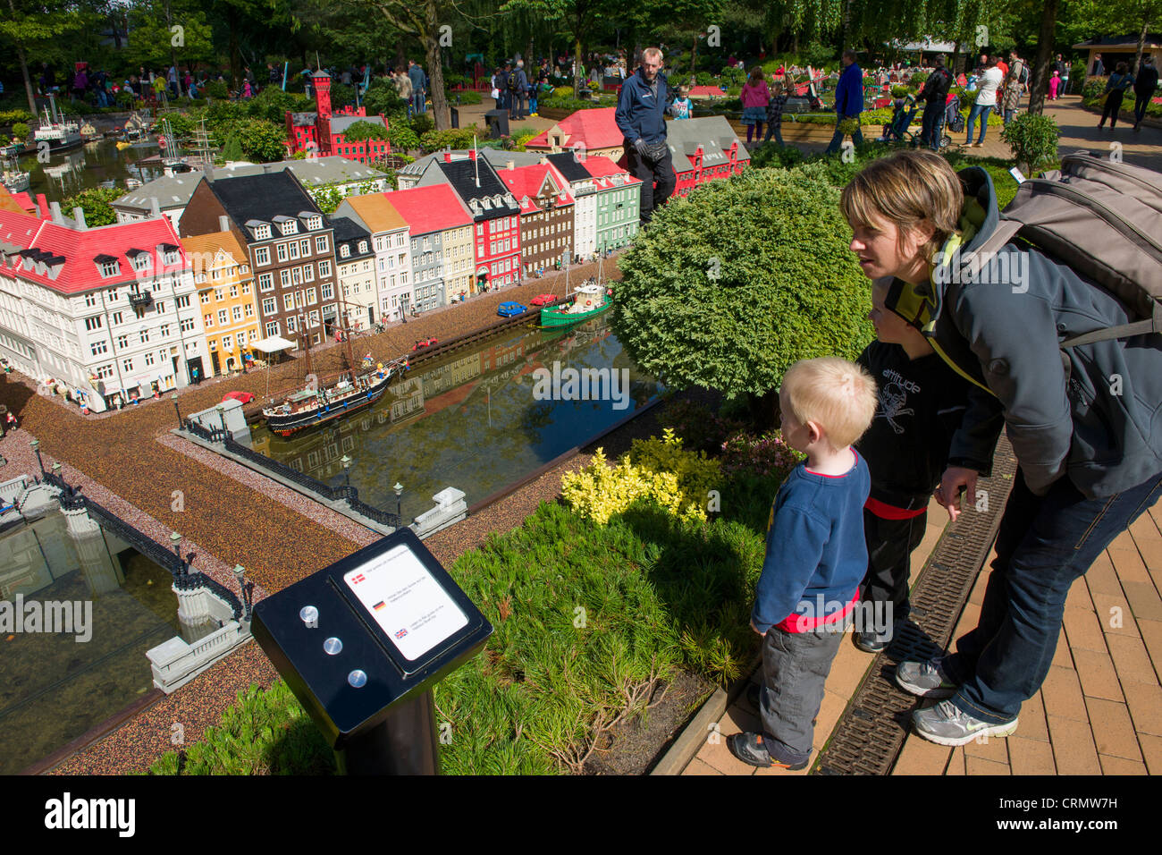 La mère et l'enfant à la maison en lego à Miniland, Legoland, BILLUND,  Danemark Photo Stock - Alamy