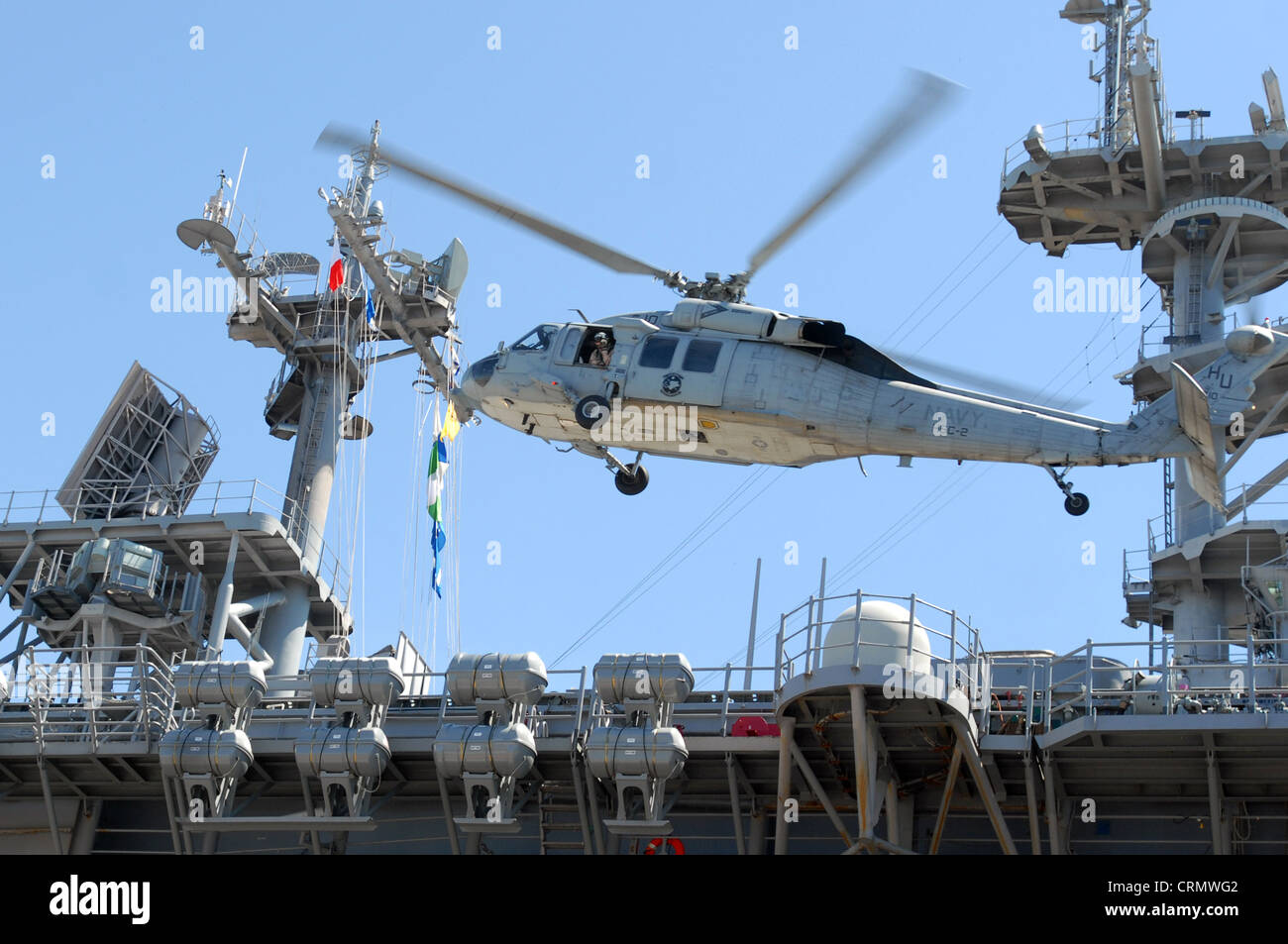 L'hélicoptère MH-60S Knight Hawk atterrit sur le pont de vol du navire d'assaut amphibie USS Kearsarge (LHD 3) tout en effectuant des opérations de vol au port. Banque D'Images