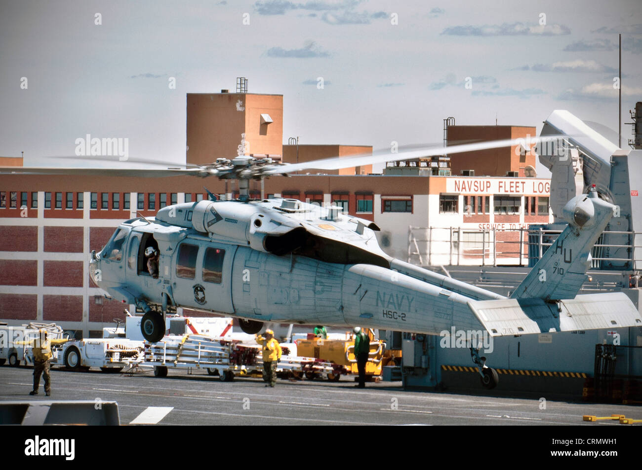 Un hélicoptère MH-60S Knight Hawk atterrit sur le pont de vol du navire d'assaut amphibie USS Kearsarge (LHD 3) tout en effectuant des opérations de vol au port. ( Banque D'Images