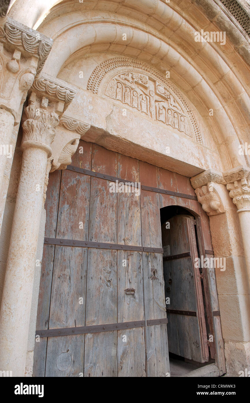 Arquitrave médiévale et sur la frise, la porte de l'église, Priorat, Espagne Banque D'Images