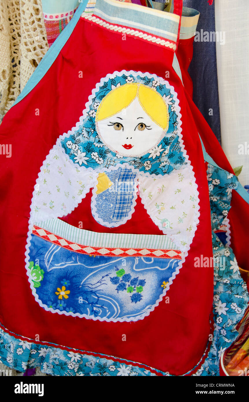 L'Ukraine, Odessa. Ukrainian / typique de style russe, souvenirs textiles poupée matriochka tablier. Banque D'Images
