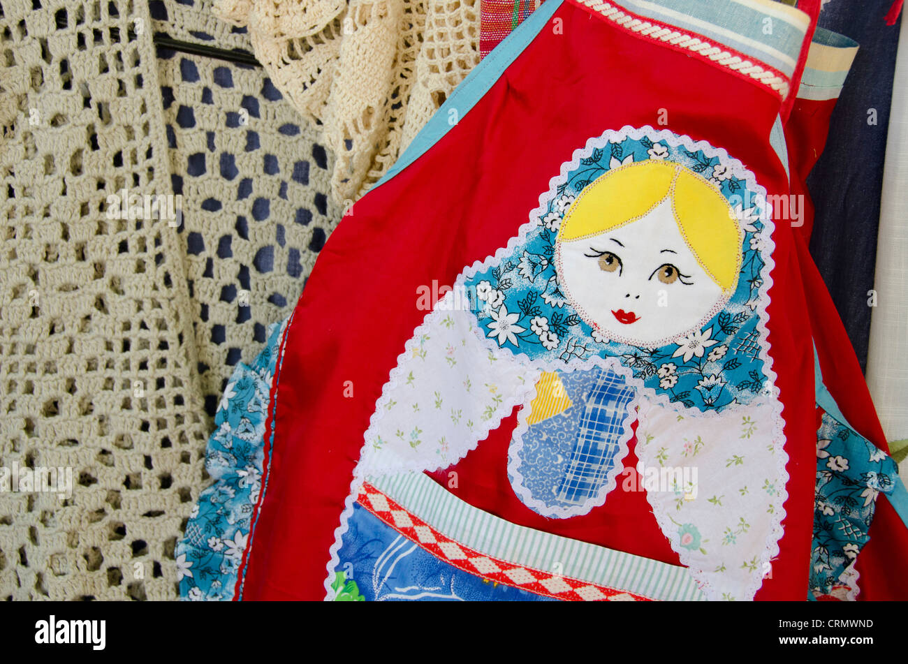 L'Ukraine, Odessa. Ukrainian / typique de style russe, souvenirs textiles poupée matriochka tablier. Banque D'Images