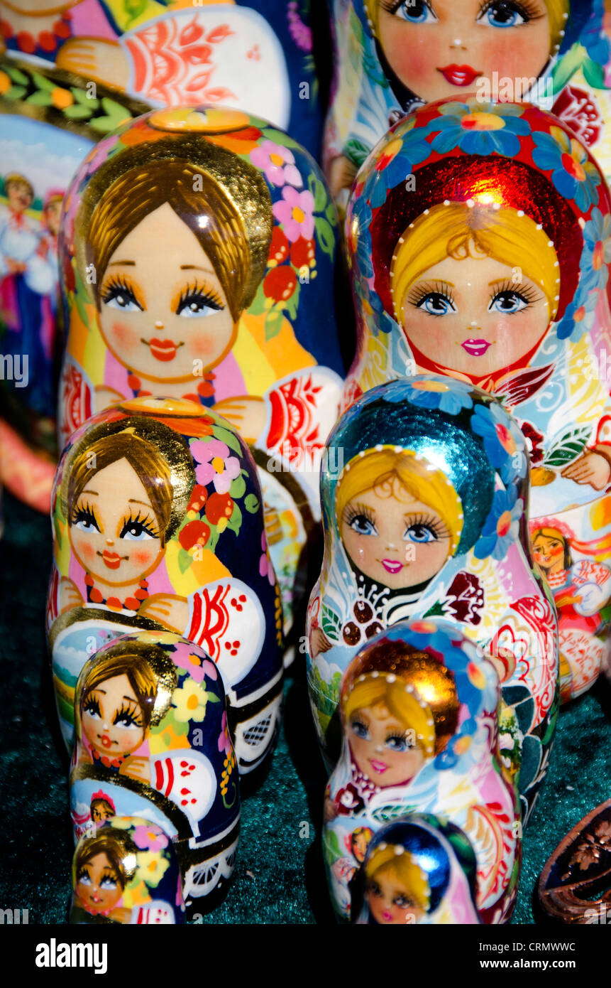 L'Ukraine, Odessa. Peint à la main typique de style Russe Ukrainien/artisanat, souvenirs poupées matriochka imbriqués. Banque D'Images