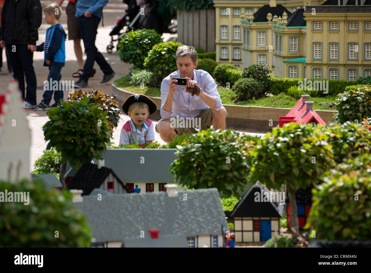 L'homme avec son fils à prendre des photos de maisons à Miniland Lego, Legoland, BILLUND, Danemark Banque D'Images