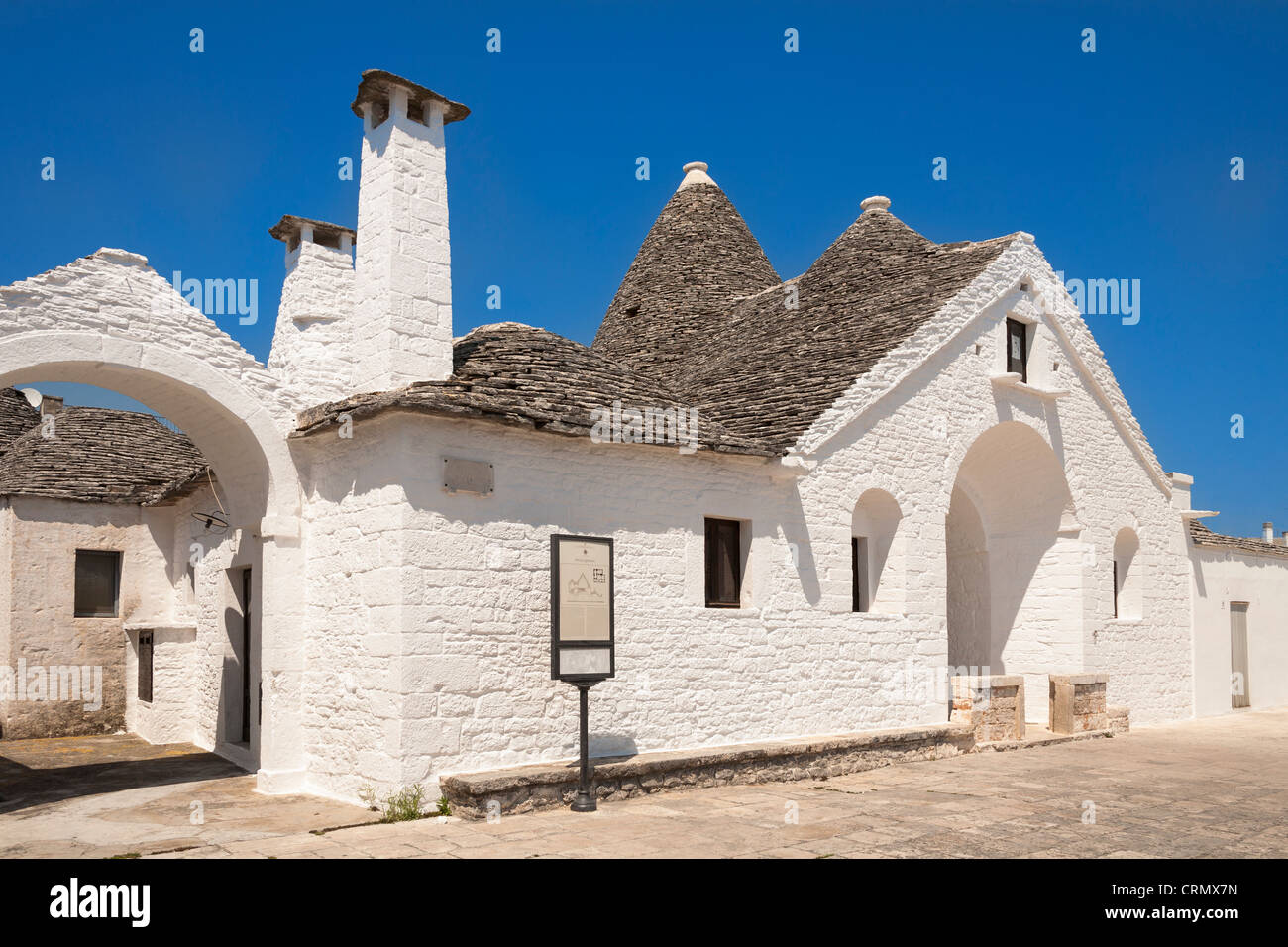 Trullo Sovrano, Piazza Sacramento, Alberobello, province de Bari, dans la région des Pouilles, Italie Banque D'Images