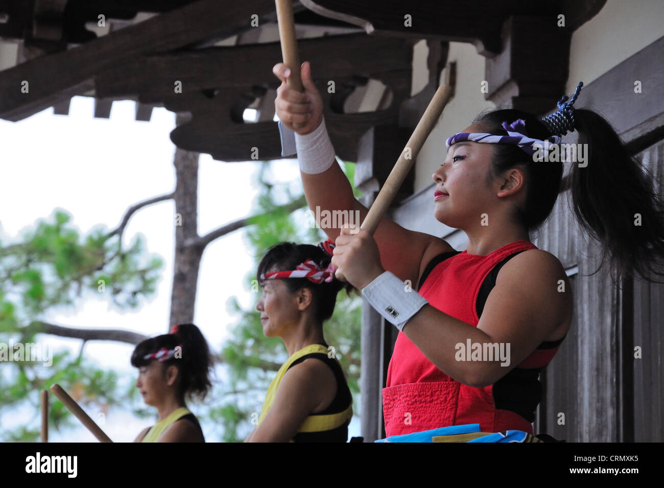 Trois batteurs japonais divertir à un parc à thème Disney à Orlando. Banque D'Images