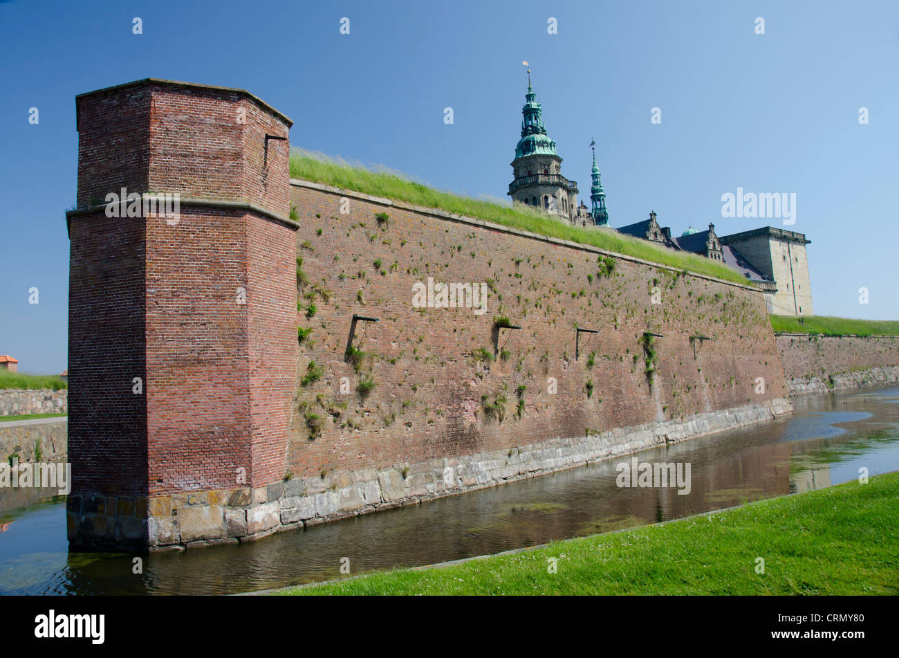 Le Danemark, l'Helsingoer. Le Château de Kronborg (aka Kronborg Slot). UNESCO World Heritage Site. Les murs avant de château avec douves. Banque D'Images