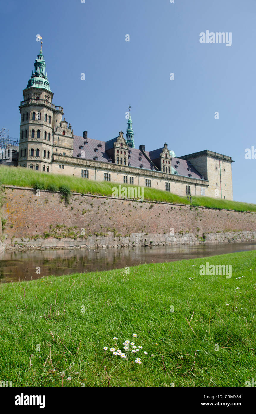 Le Danemark, l'Helsingoer. Le Château de Kronborg (aka Kronborg Slot). UNESCO World Heritage Site. Les murs avant de château avec douves. Banque D'Images