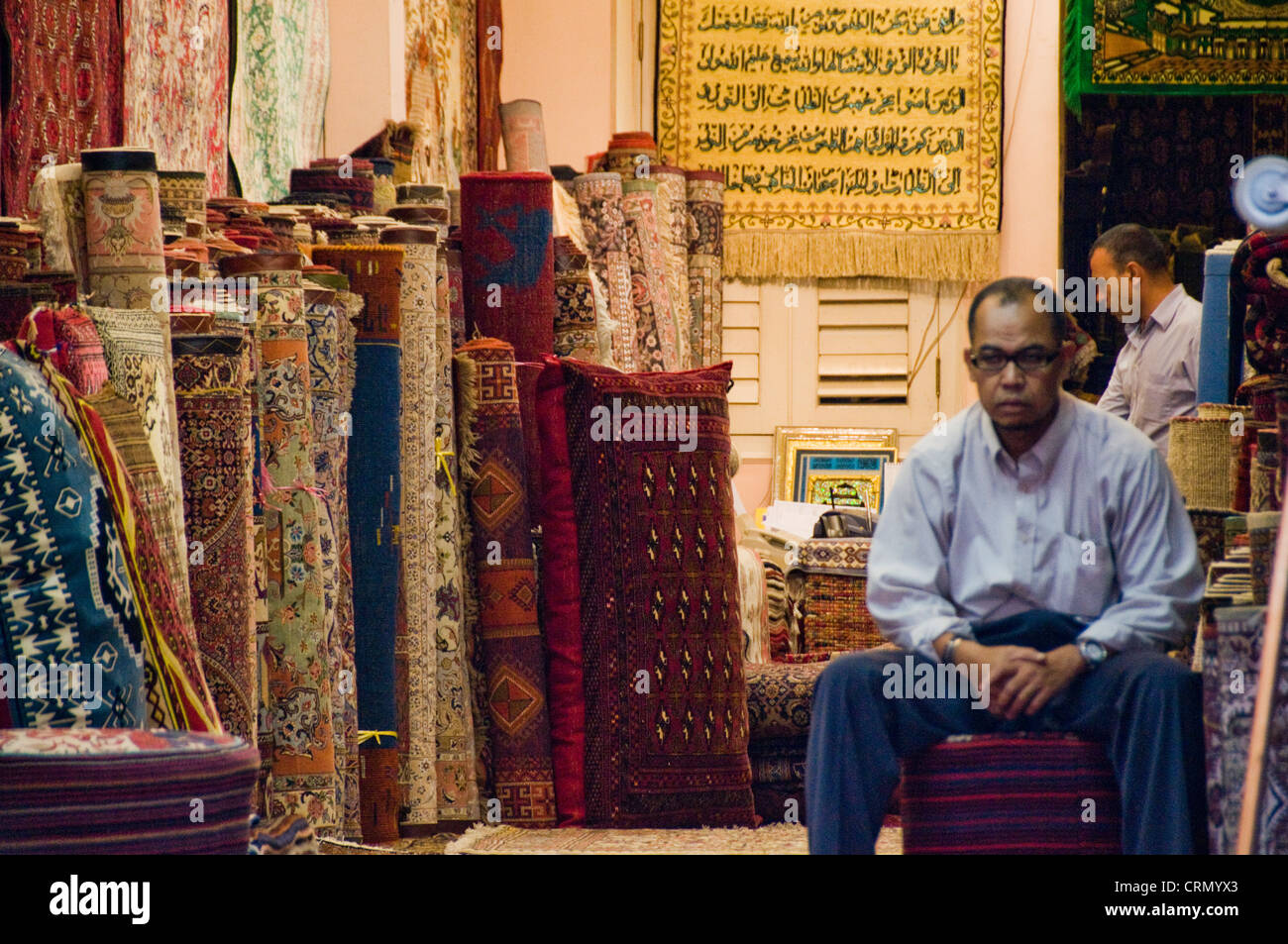 Deux hommes musulmans dans la boutique tapis en quartier arabe Singapour Banque D'Images
