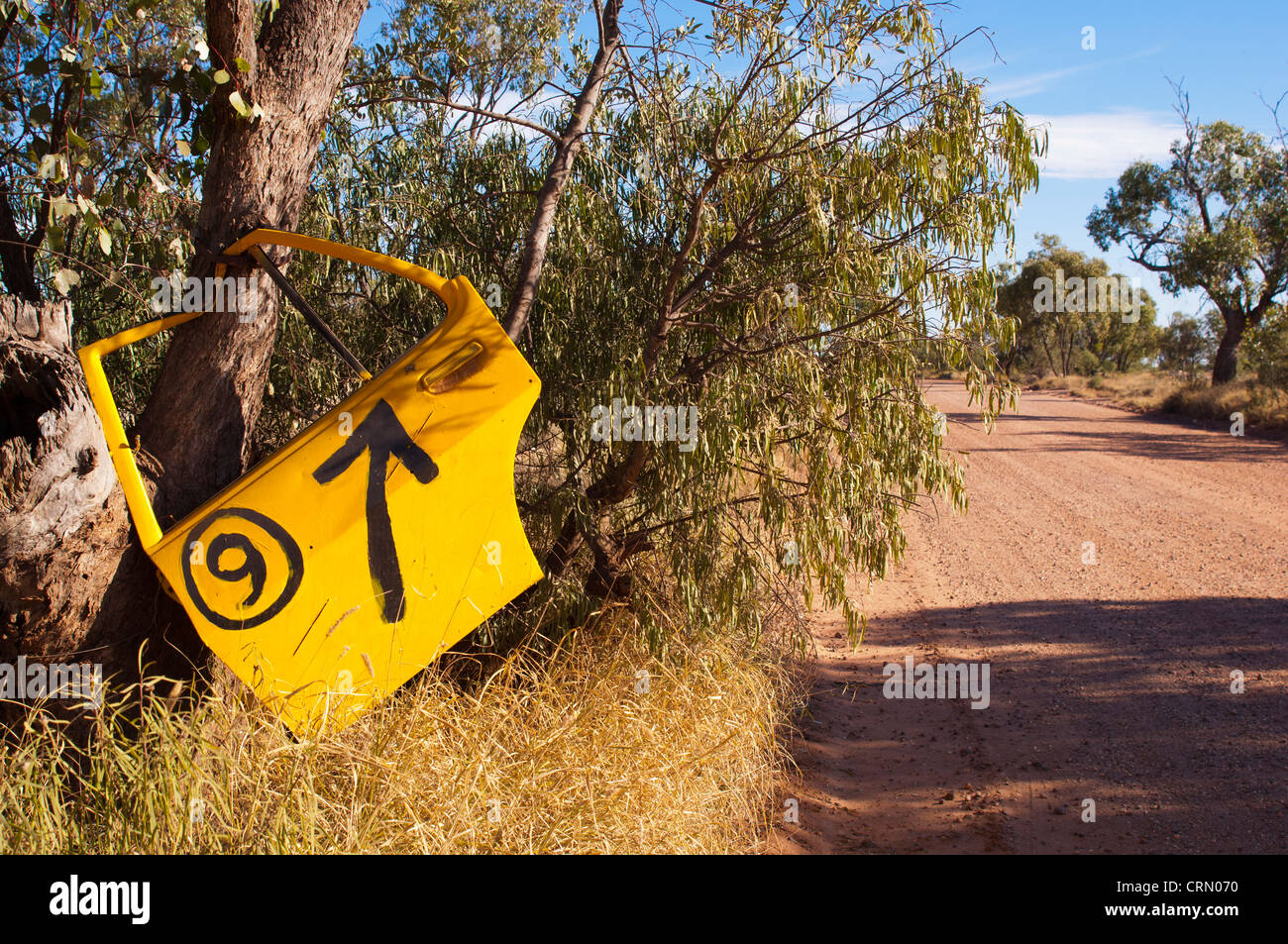 Vieille voiture jaune utilisé comme porte une plaque de rue dans l'arrière-pays australien Banque D'Images