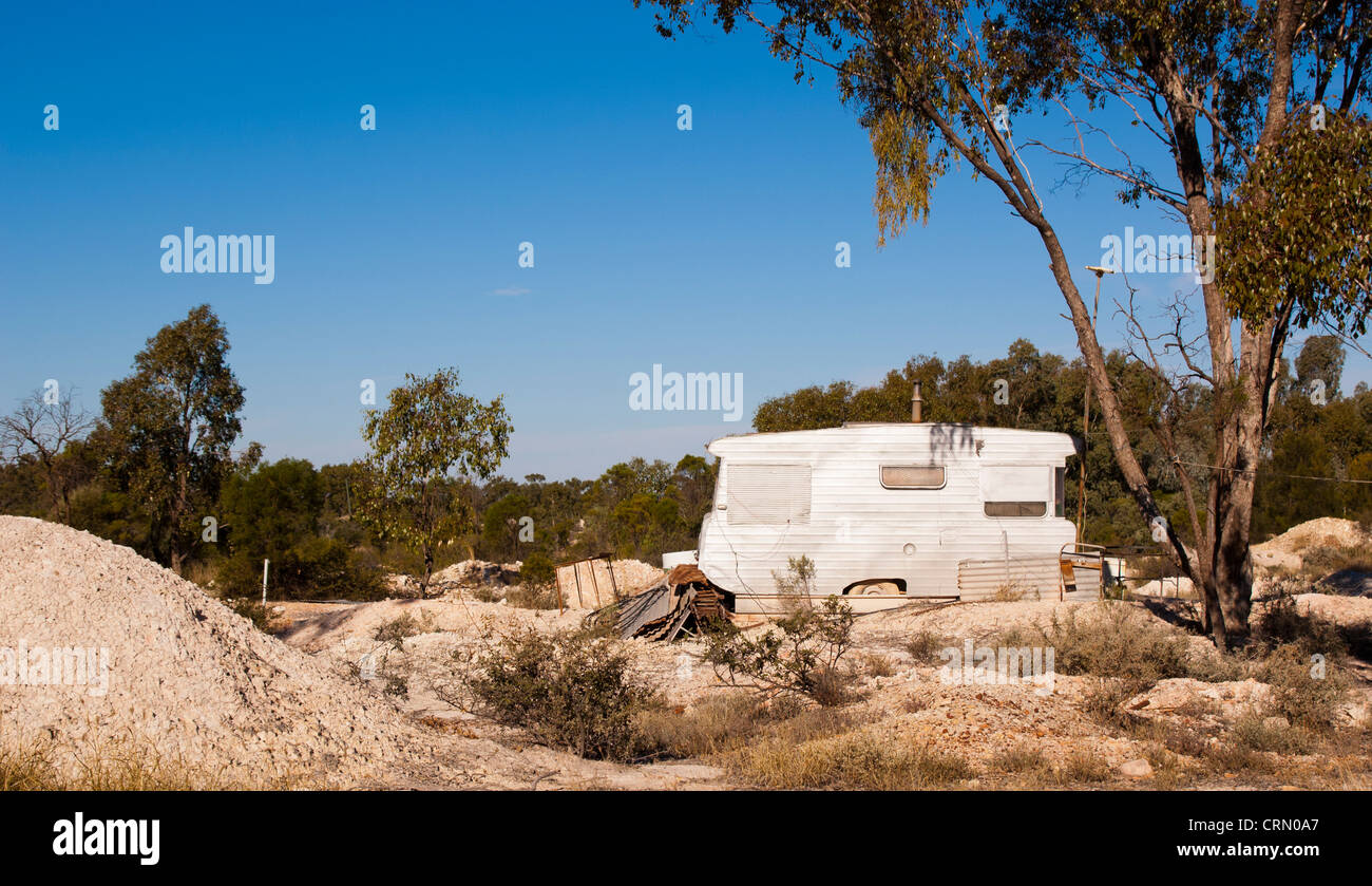 Une vieille caravane se trouve sur un site minier de l'opale dans les régions rurales de l'Australie Banque D'Images