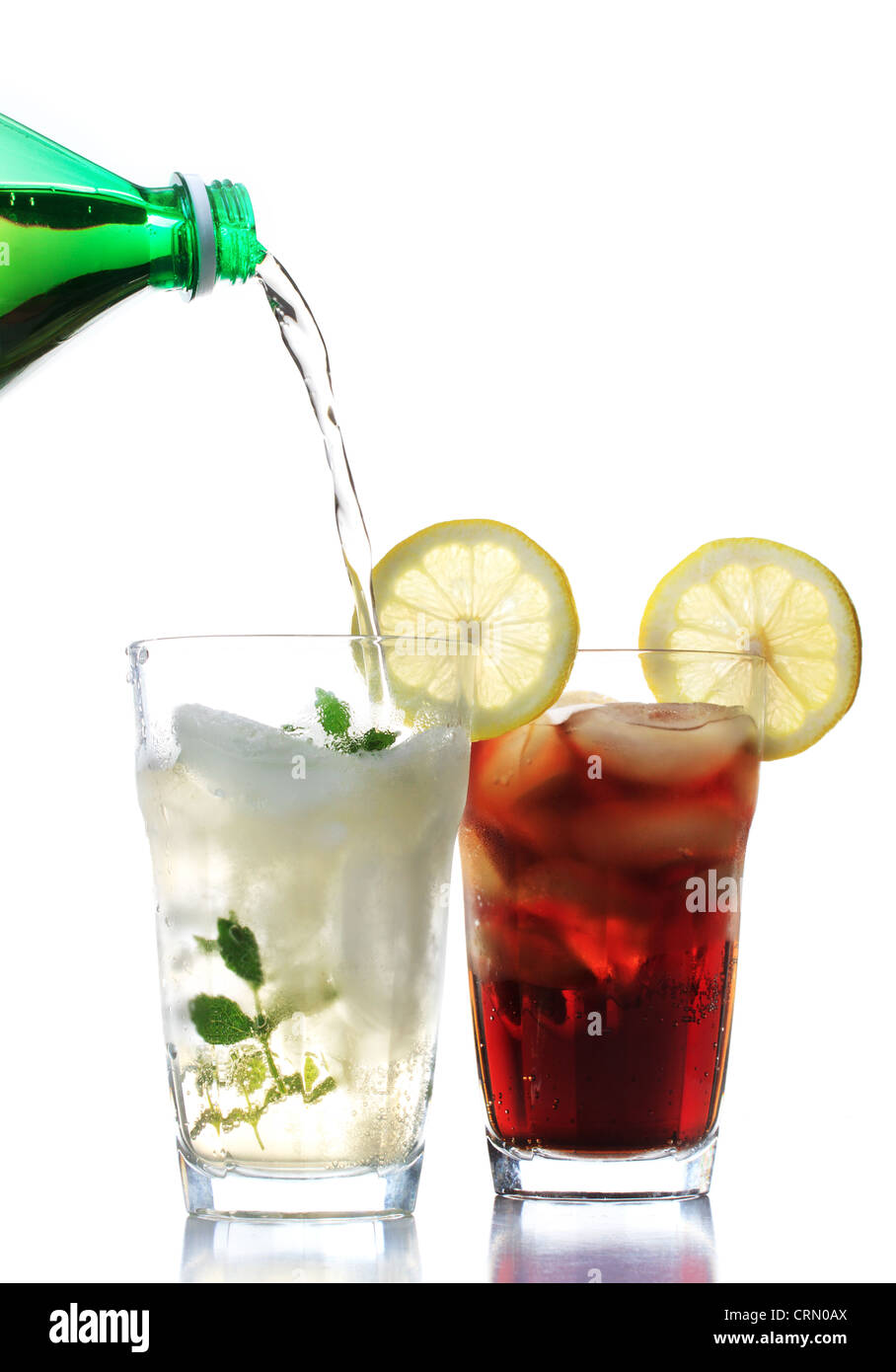 Le soda au gingembre et le cola dans les verres avec garniture au citron Banque D'Images