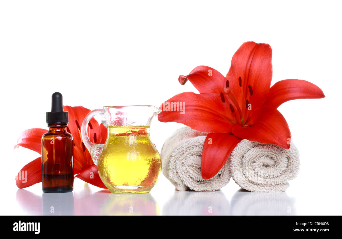 Les huiles essentielles, les nénuphars et les serviettes, avec flacon compte-gouttes (Spa) Banque D'Images