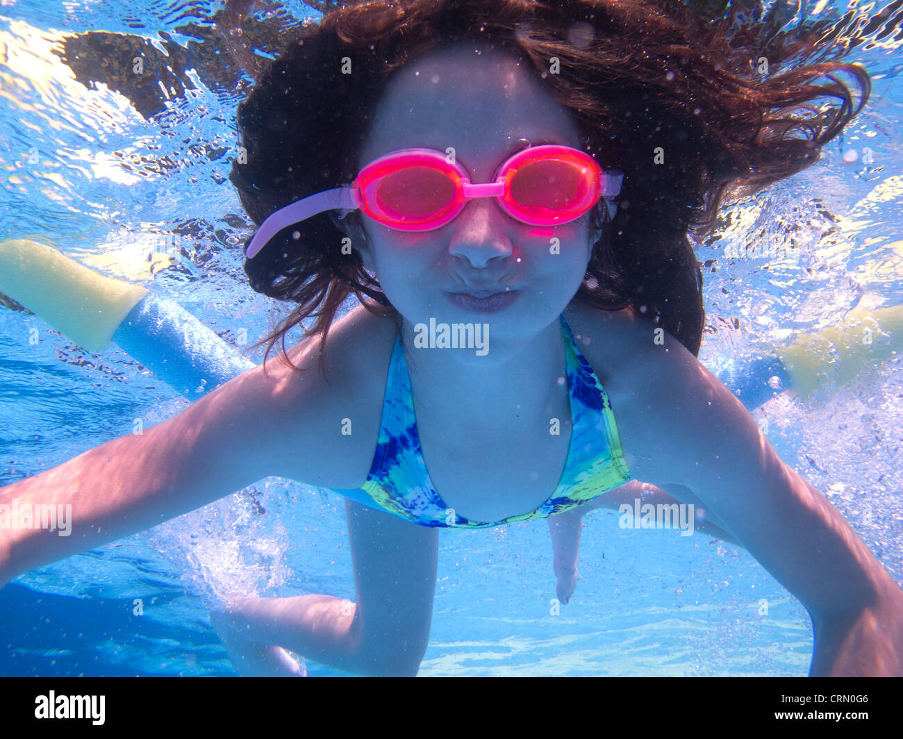 Des images d'enfants jouant dans une piscine de prises sous l'eau. Banque D'Images