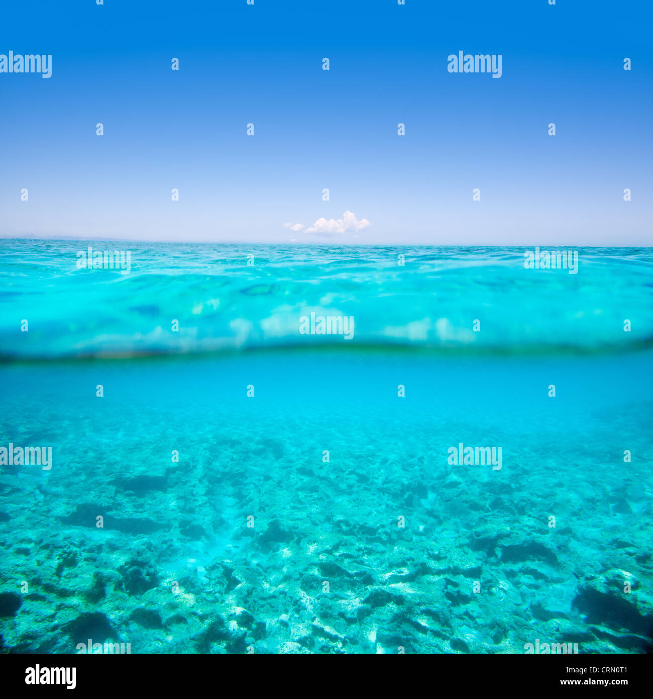 Belearic sous la mer turquoise des îles en plus de flottaison tropical beach Banque D'Images