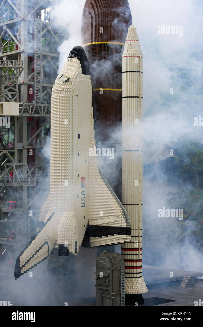 Modèle Lego de la navette spatiale décolle dans la fumée, Miniland, Legoland, BILLUND, Danemark Banque D'Images