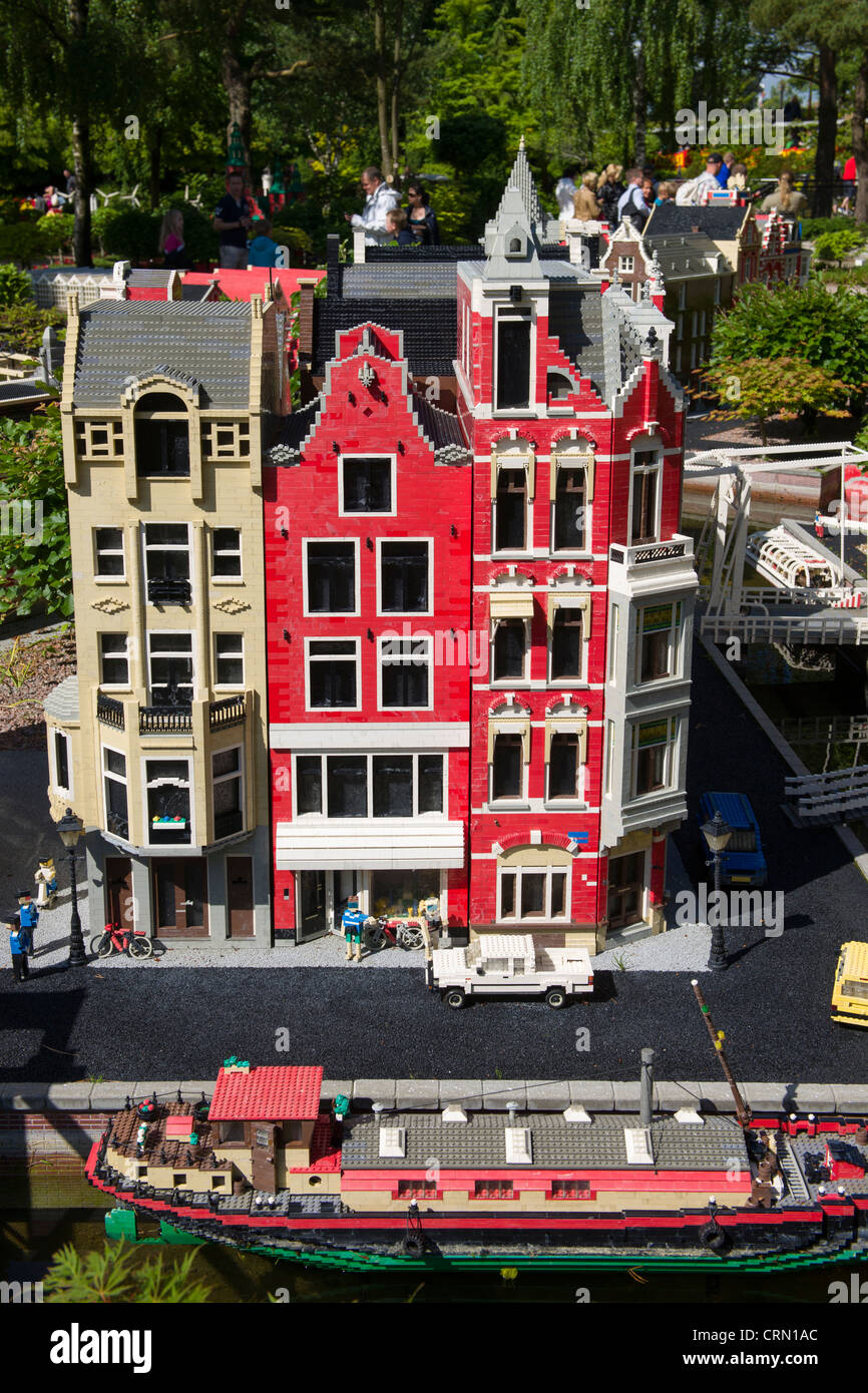 Bateau Lego passant maisons dans Miniland, Legoland, BILLUND, Danemark Banque D'Images