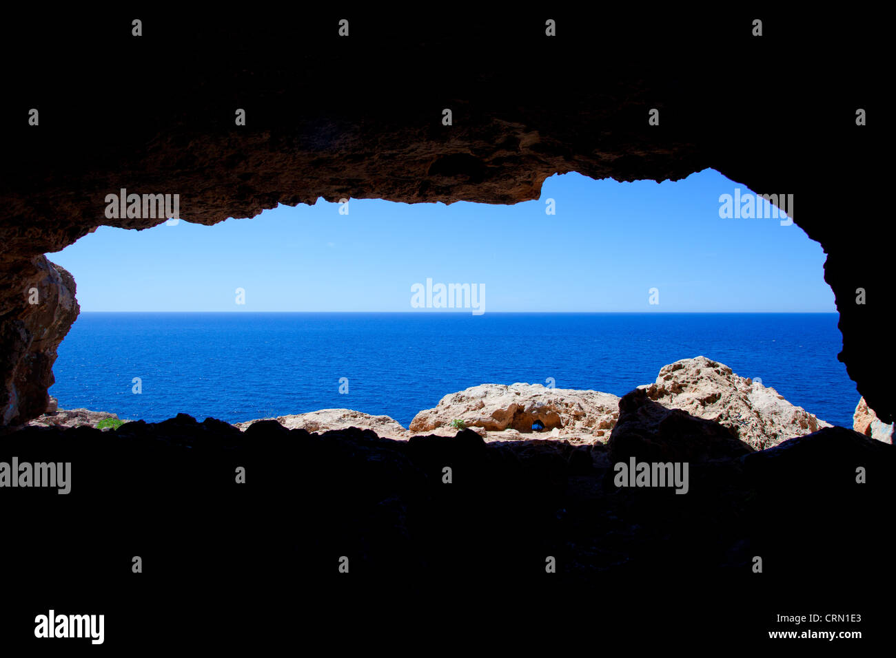 Trou dans la grotte du Cap de Barbaria Formentera avec bleu sur la mer méditerranée Banque D'Images