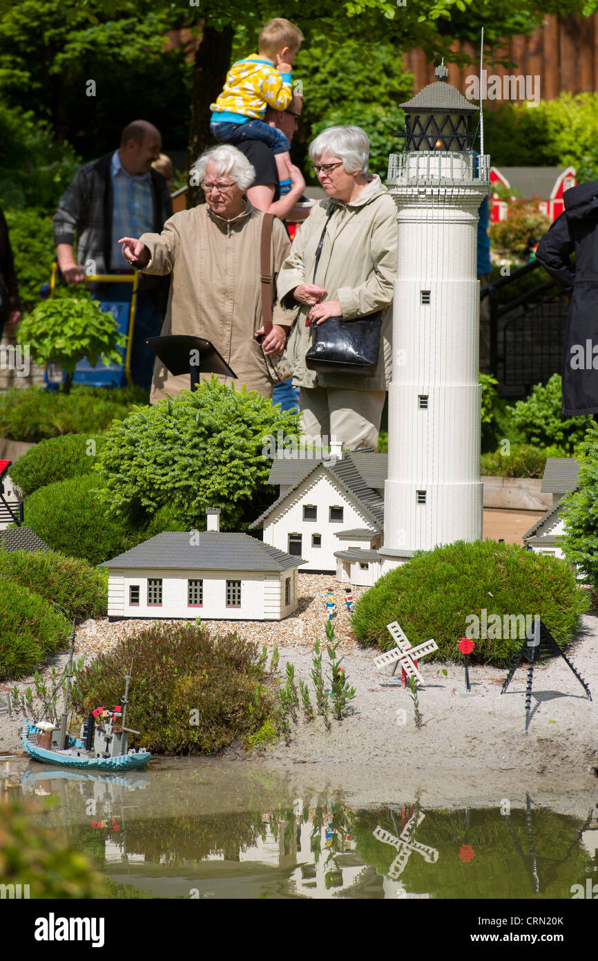 Les femmes âgées les touristes à la recherche d'un phare, Lego Miniland, Legoland BILLUND, Danemark Banque D'Images