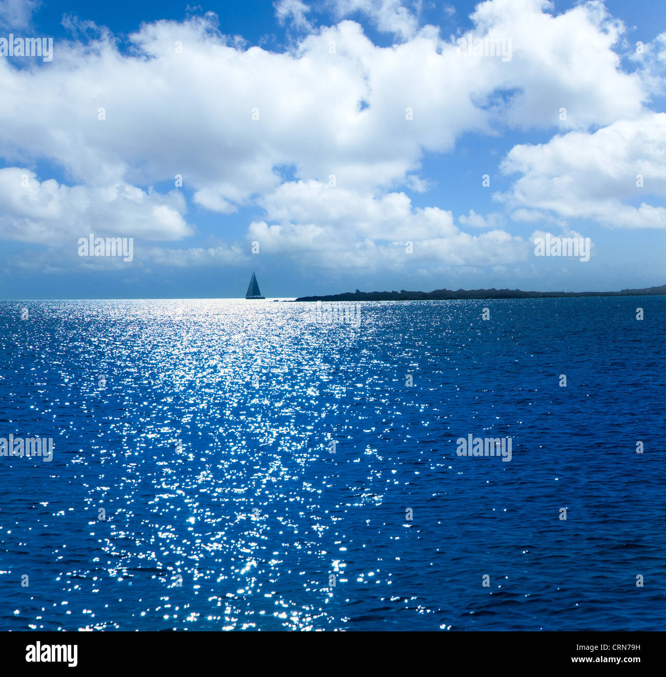 Coucher du soleil à Formentera s Espalmador alga plage avec voilier Banque D'Images