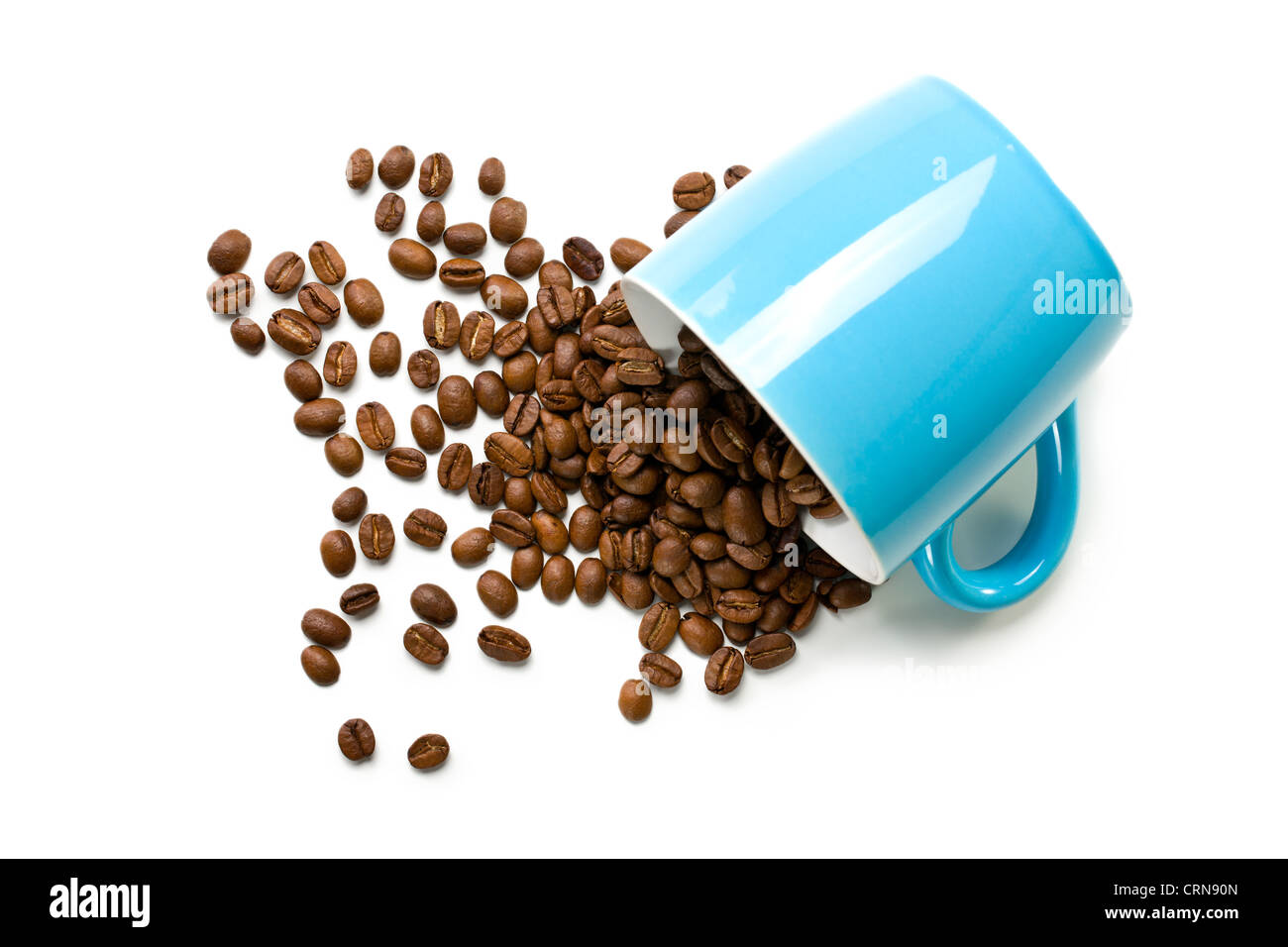 Mug coloré avec les grains de café sur fond blanc Banque D'Images