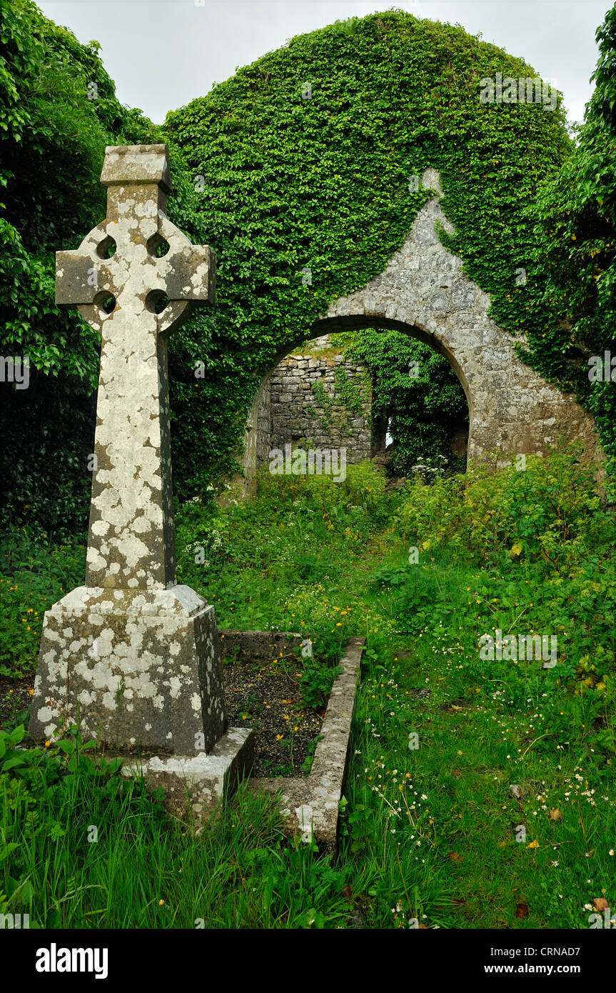 Ancienne croix à l'intérieur de Noughaval ancienne église, le Burren, comté de Clare, Irlande Banque D'Images
