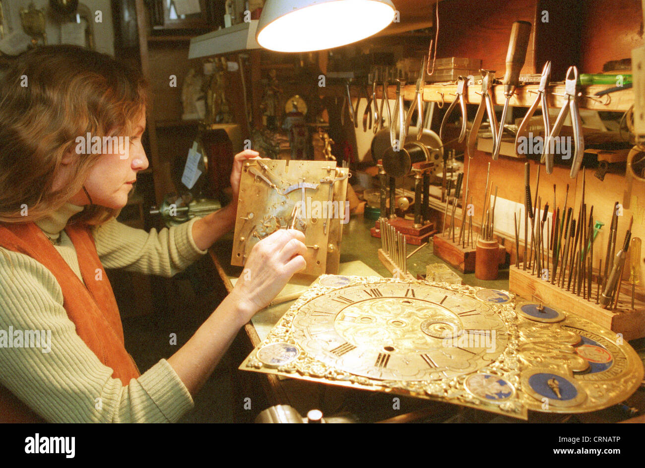 Réparation horloger réveil et réveil, Berlin Banque D'Images