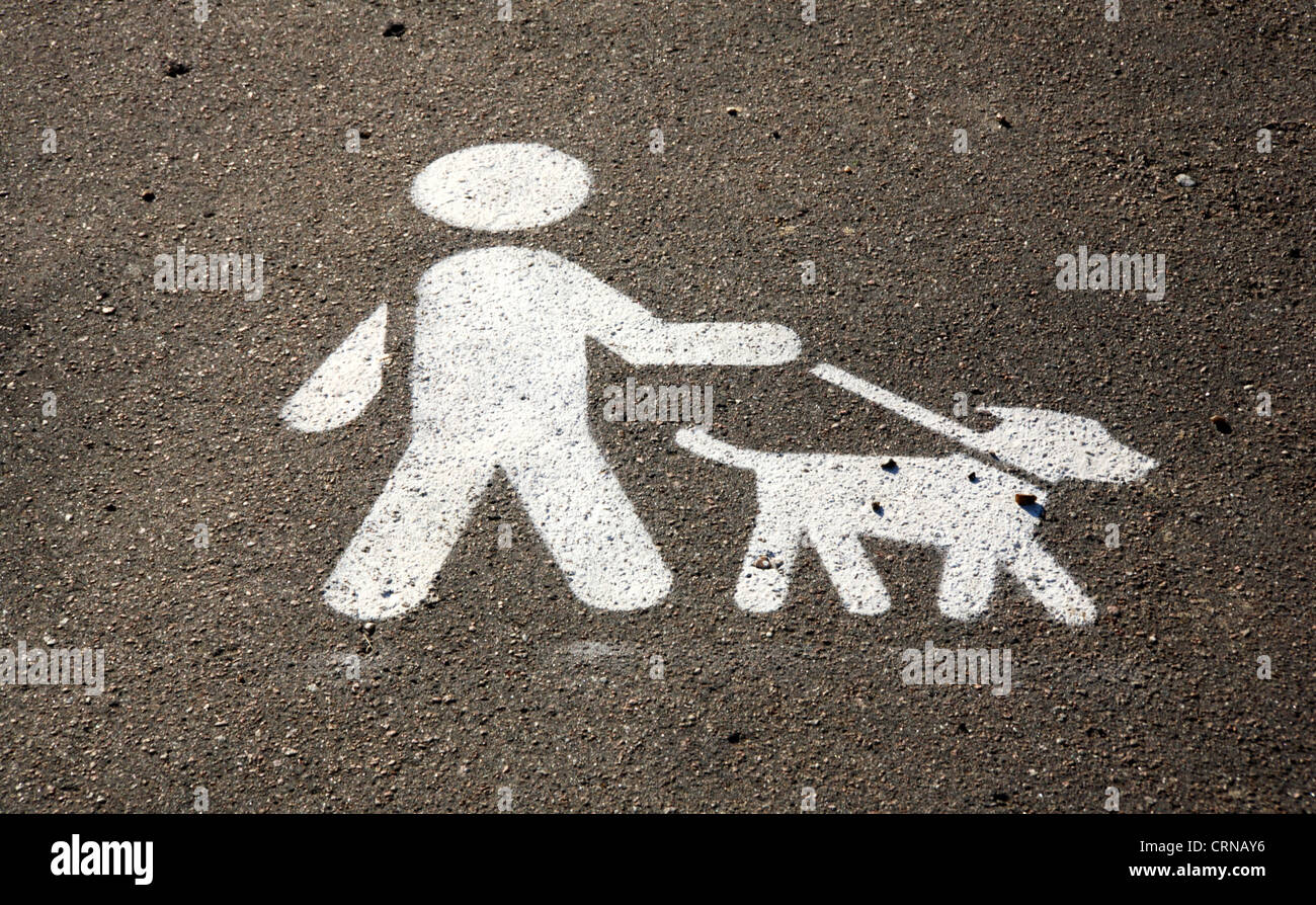 Un signe pour demander aux propriétaires de garder les chiens en laisse lors de la visite de la plage de Mundesley, Norfolk, Angleterre, Royaume-Uni. Banque D'Images