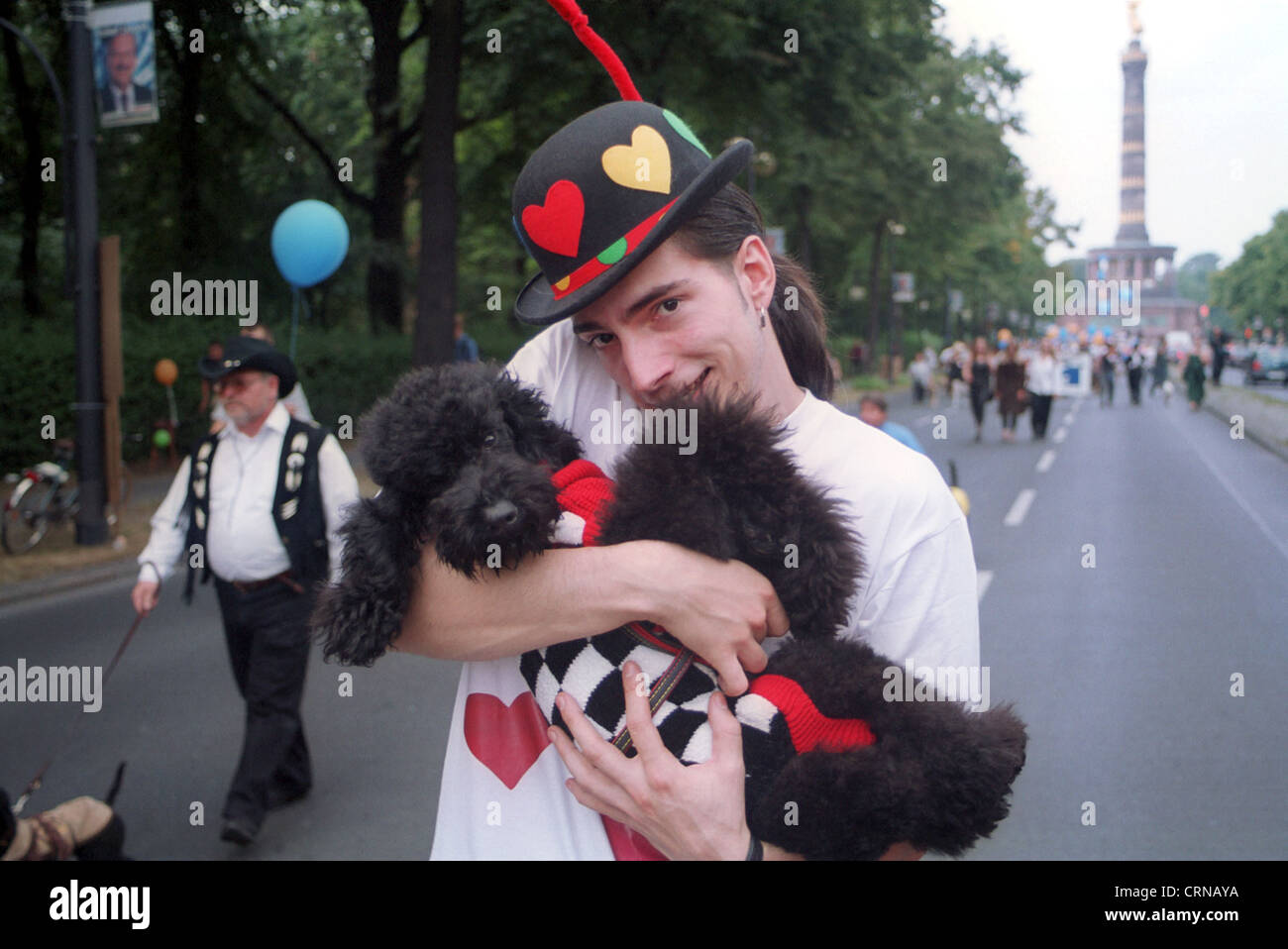 Défilé Fifi à Berlin : le propriétaire d'un chien porte promenait son chien Banque D'Images