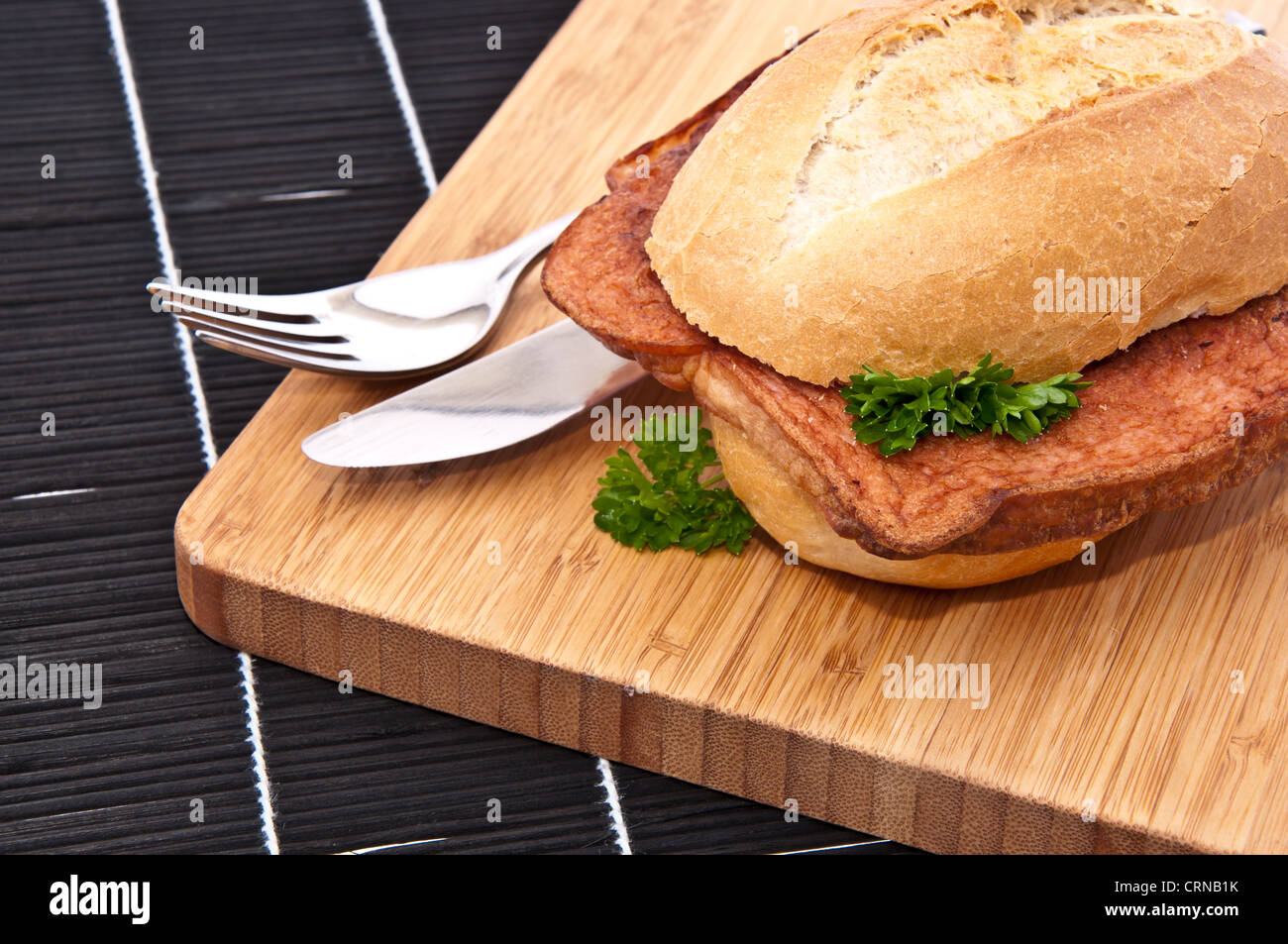Pain de viande sur une planche à découper Banque D'Images
