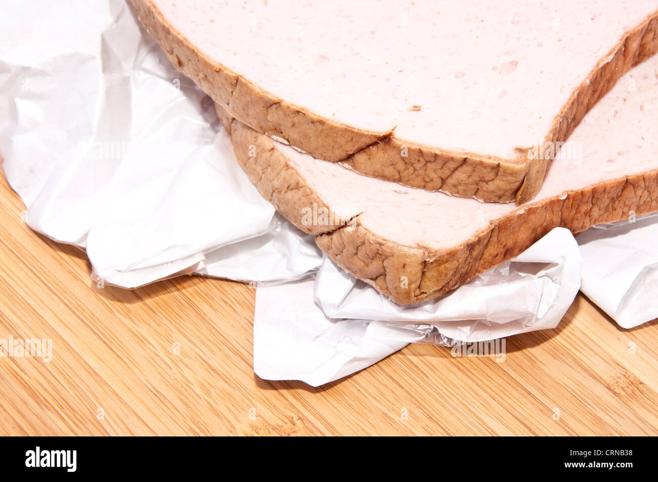 Pain de viande crue sur une planche à découper en bois Banque D'Images