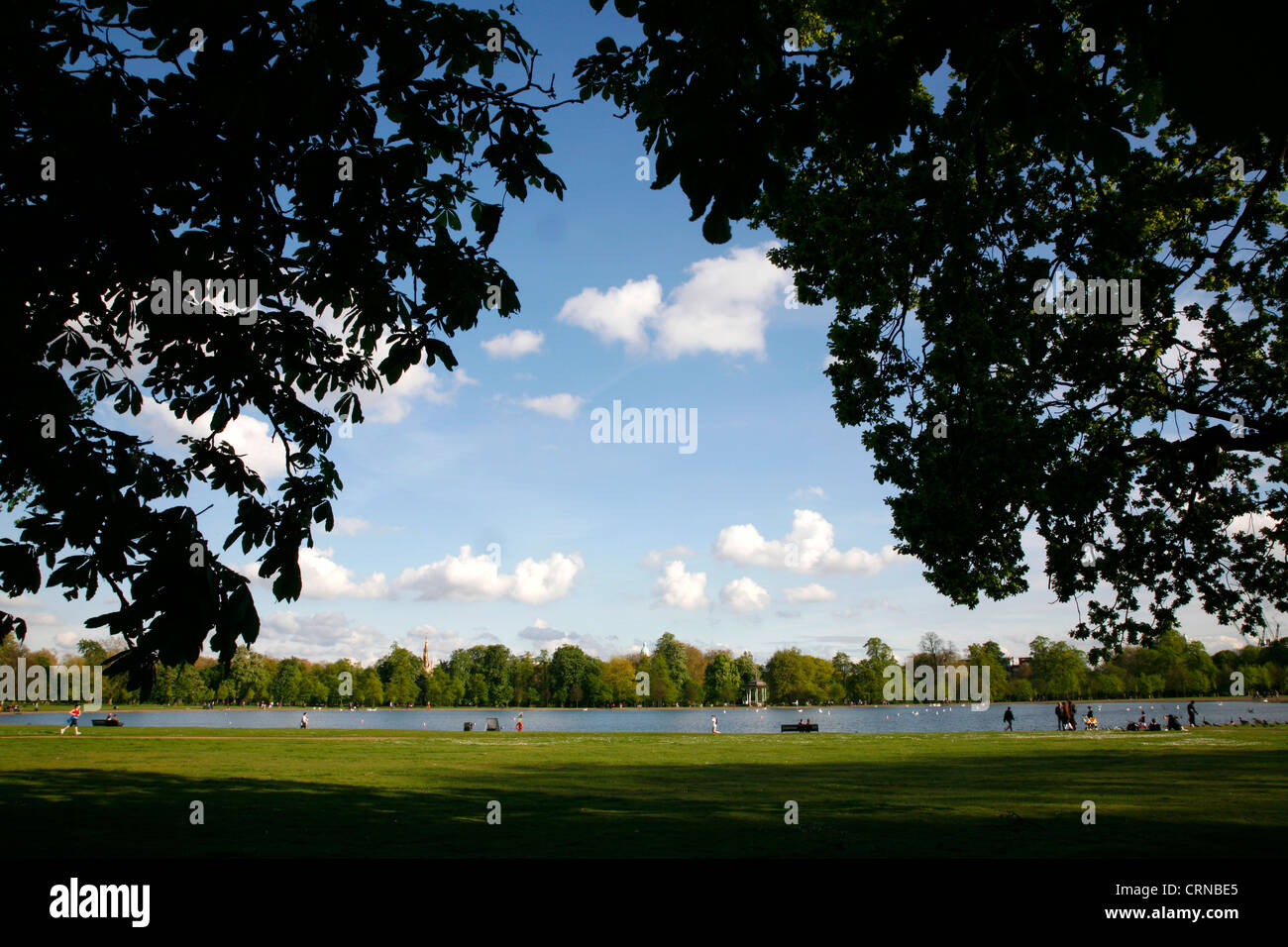 Bassin rond dans Kensington Gardens, London, UK Banque D'Images