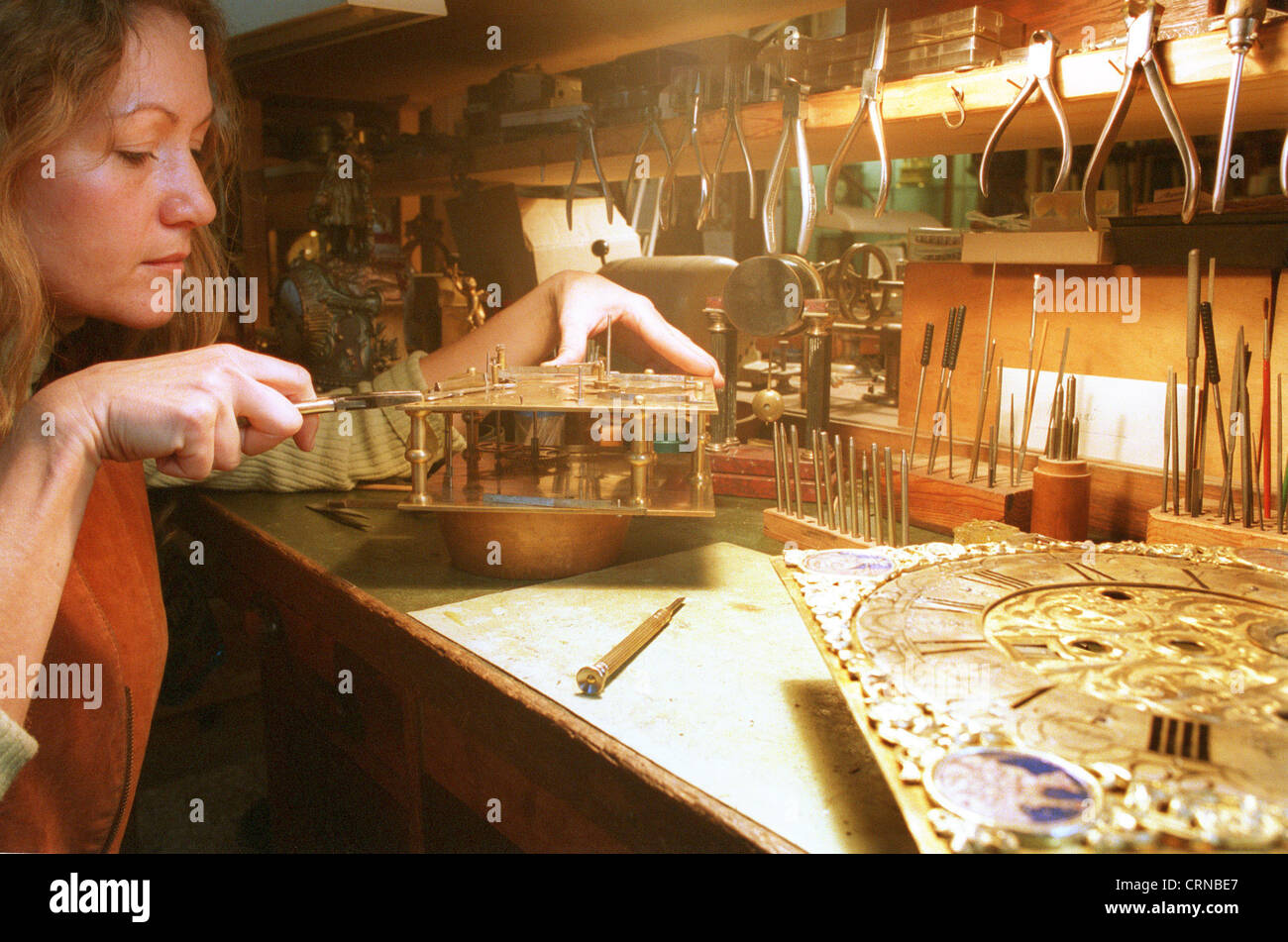 Réparation horloger réveil et réveil, Berlin Banque D'Images