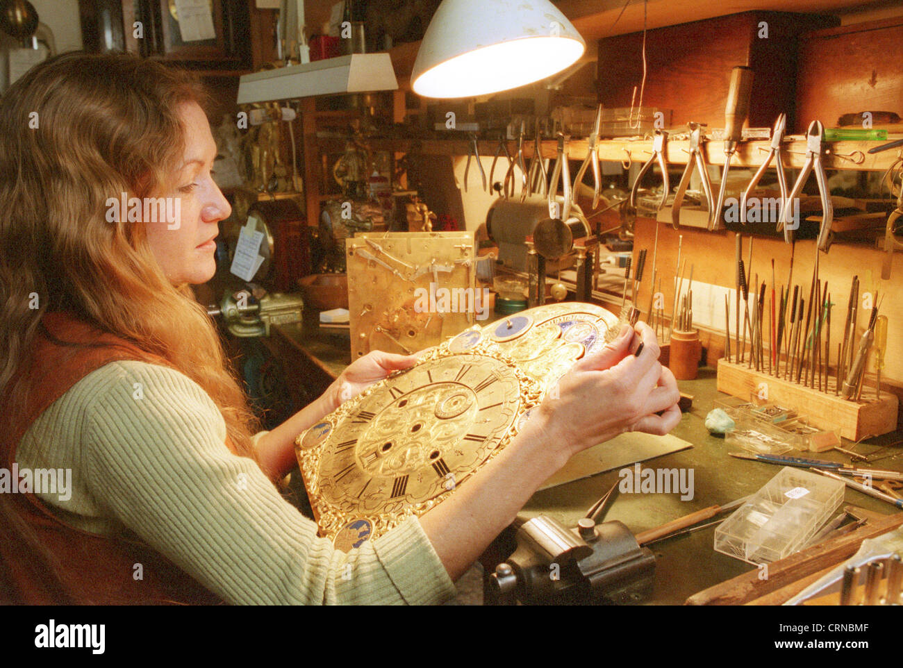 Réparation horloger réveil et réveil, Berlin Banque D'Images