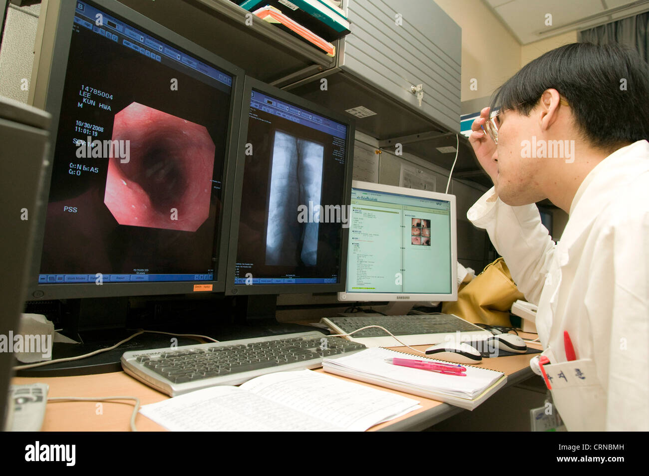 Un médecin vues images endoscopiques, dans le cadre de diagnostic du patient, dans la salle de lecture, Samsung Medical Center, la Corée du Sud. Banque D'Images