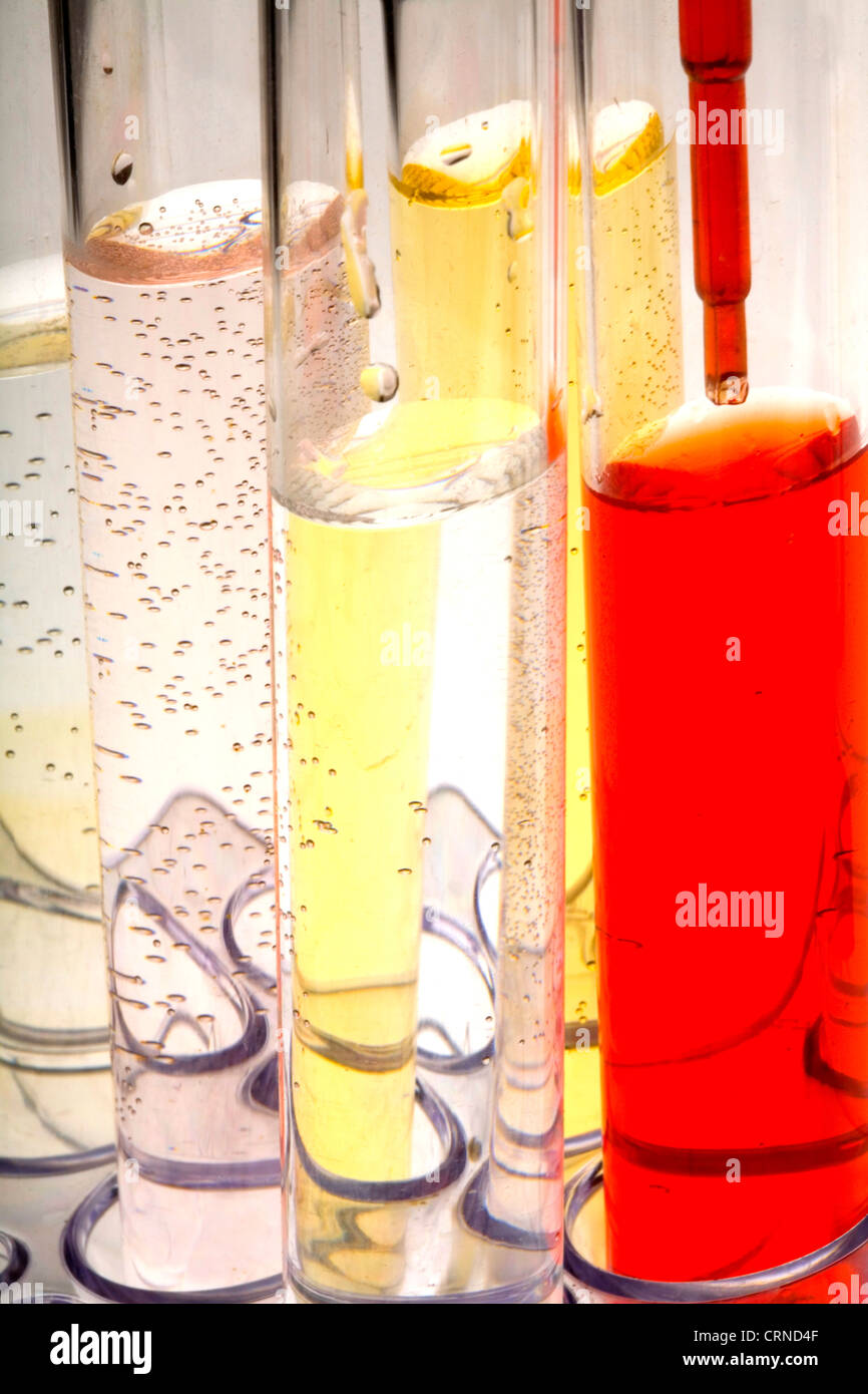 Le pipetage liquide rouge dans les tubes à essai. Banque D'Images