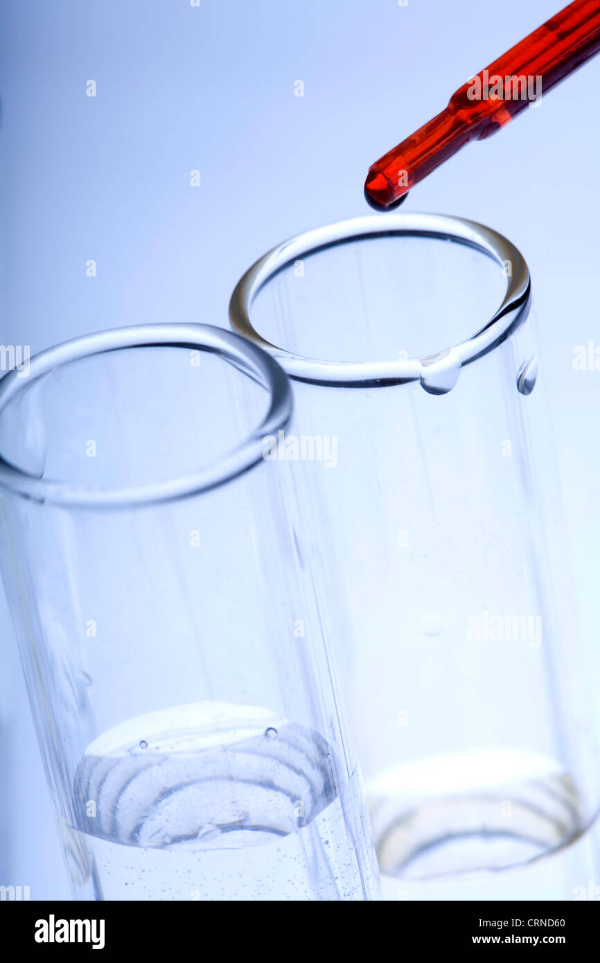 Le pipetage liquide rouge dans les tubes à essai. Banque D'Images